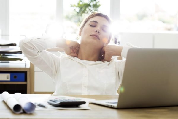 5 Tips Jaga Bahu Saat Bekerja di Depan Laptop Seharian