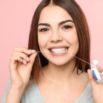 5 Tips Membersihkan Gigi dengan Benang Gigi yang Benar