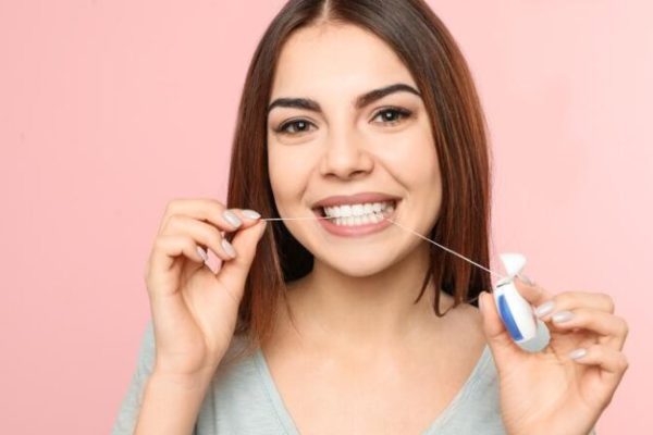 5 Tips Membersihkan Gigi dengan Benang Gigi yang Benar