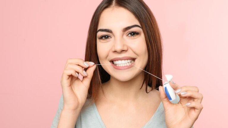 5 Tips Membersihkan Gigi dengan Benang Gigi yang Benar