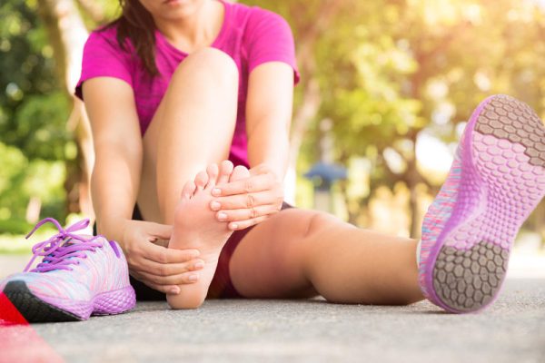 5 Tips Merawat Kaki Setelah Berjalan Jauh