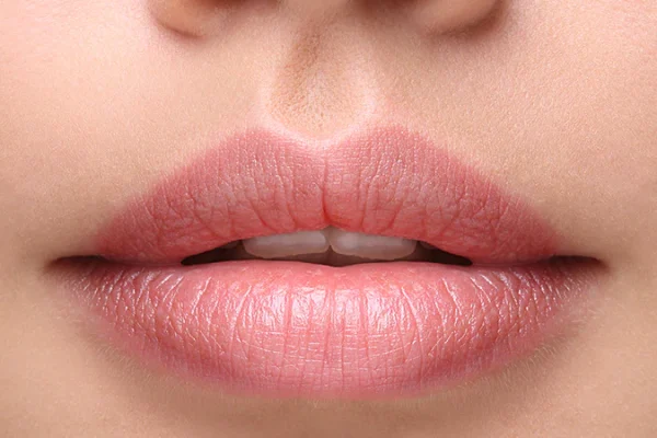 10 Cara Mengembalikan Warna Alami Bibir