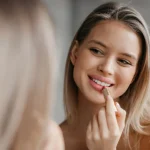7 Cara Mencegah Iritasi Bibir Akibat Produk Kosmetik