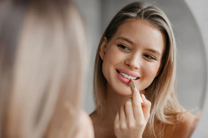 7 Cara Mencegah Iritasi Bibir Akibat Produk Kosmetik
