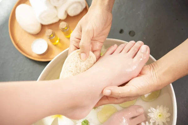 7 Tips Mengatasi Telapak Kaki Kering dan Kasar 7 Tips Mengatasi Telapak Kaki Kering dan Kasar