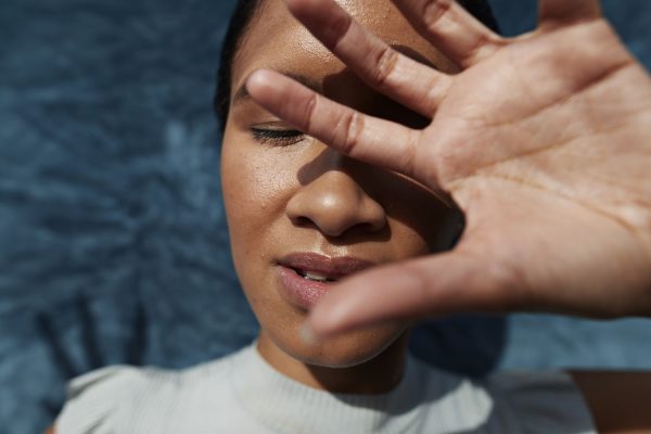 7 Tips Mengatasi Sensitivitas Mata terhadap Cahaya