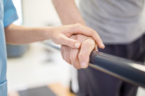 10 Aktivitas Positif untuk Pasien Kelumpuhan di Rumah