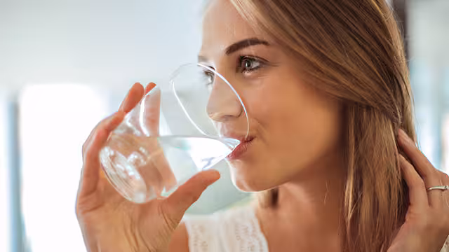 10 Tips Minum Air yang Tepat Biar Tenggorokan Gak Kering